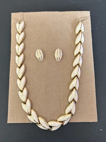 OFF WHITE Collana e orecchini Napier vintage tono bianco sporco oro