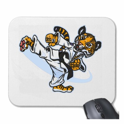 MOUSEPAD MAUSPAD KARATE TIGER IM KARATEANZUG BEIM TRAINIEREN GROSSKATZE KÖNIG