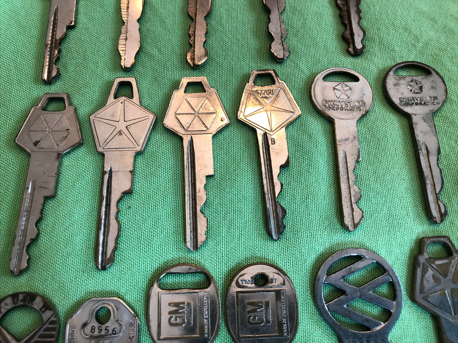 23 Vintage GM Ford Dodge Chrysler VW Volkswagen Keys Car Truck Bus Auto