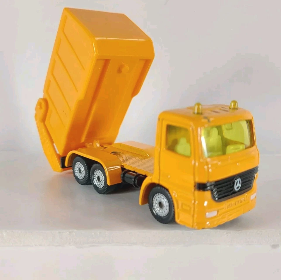 Siku (Siku) Mercedes Benz Yellow Garbage Collection Truck SK0811 - Image 2 of 4