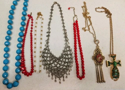 Lot Of Vintage & Modern Necklaces Costume Jewelry Beaded Metal Gold Tone