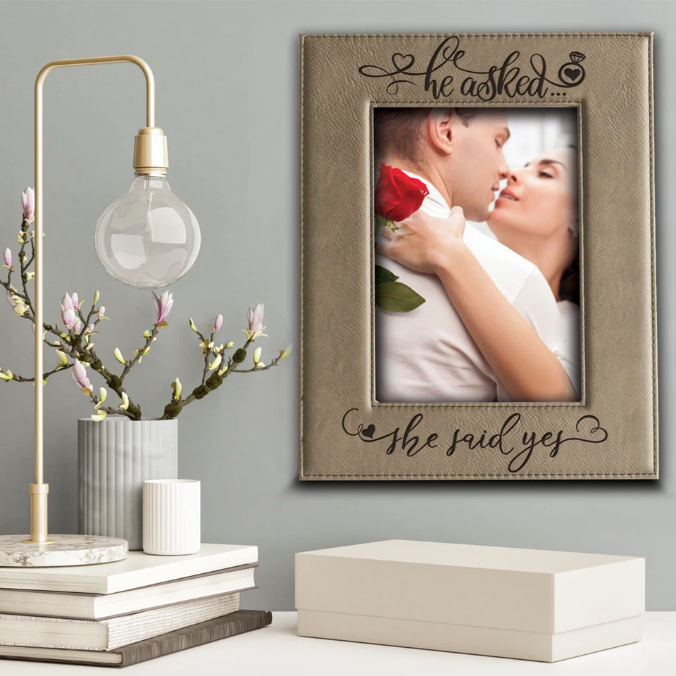 Bella Busta - Preguntó... Ella dijo SÍ - Marco de fotos de cuero de compromiso Foto 4 de 4