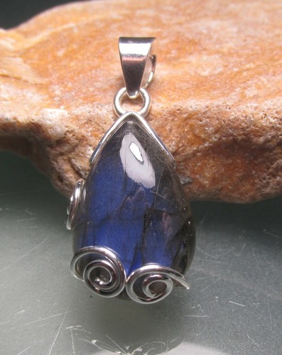 Colgante de trabajo de plata esterlina enroscado plata labradorita. Bolsa de regalo. - Imagen 5 de 9