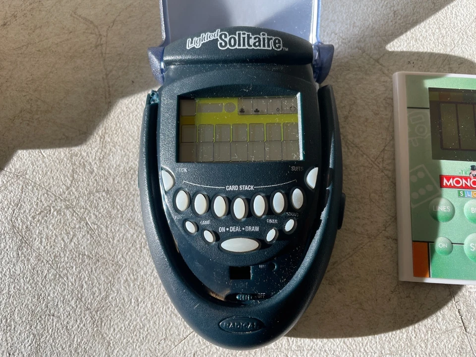 Lote de 3 juegos electrónicos portátiles vintage - solitario, monopolio de bolsillo y tragamonedas Foto 2 de 4