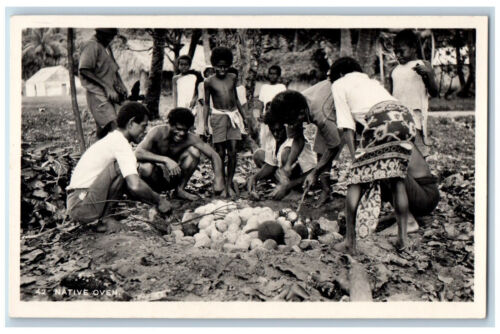 Fidschi Postkarte Ein einheimischer Ofen legt Steine ​​auf Grube c1930's Vintage RPPC Foto - Bild 1 von 2