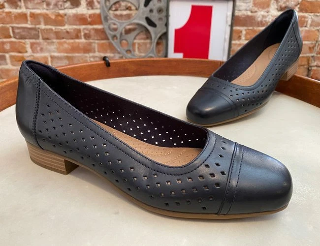 omdrejningspunkt Litterær kunst Resistente Clarks Navy Blue Perforated Leather Pumps Juliet Cedar New Loafer Ballet | eBay omdrejningspunkt Litterær kunst Resistente Clarks Navy Blue Perforated Leather Pumps Juliet Cedar New Loafer Ballet | eBay