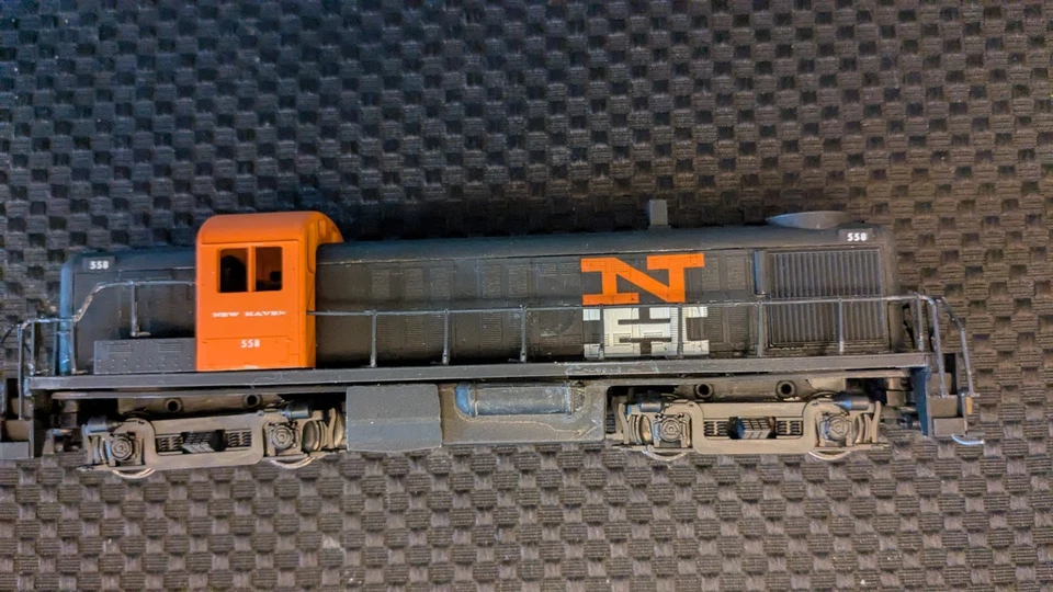 Stewart Hobbies HO RS-3 Ph1b, New Haven #558, Runs and pulls good. - Image 2 of 4