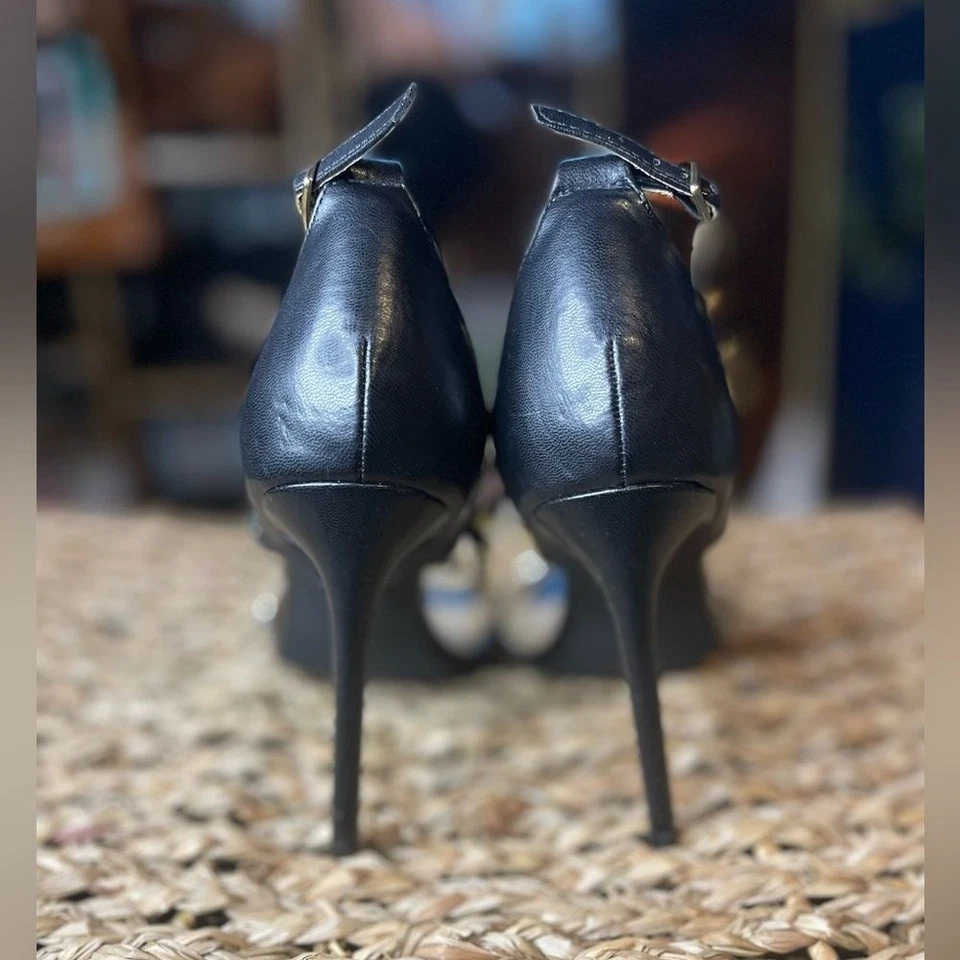 Sandalias de tacón alto Lulus negras con tachuelas y correa en el tobillo talla 7 Foto 4 de 4