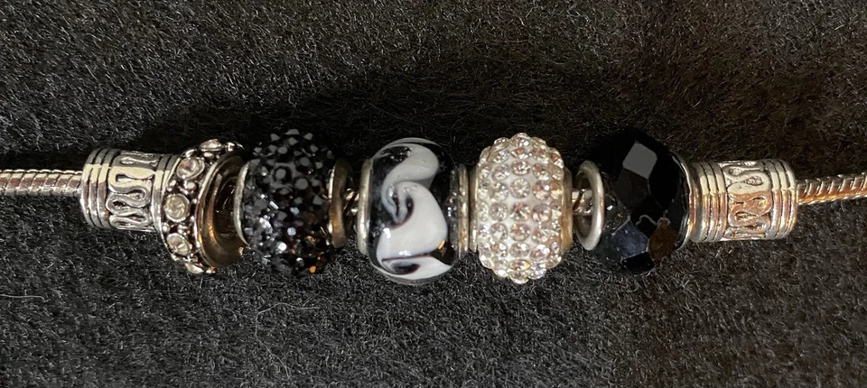 Pulsera con cadena de serpiente de plata con cuentas de cristal y cristal de Murano blanco negro Foto 3 de 4