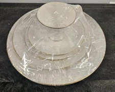 Noritake 7431 Halls of Ivy 5 Pc Place Setting Gold Trim Raised Design on Rim NEW