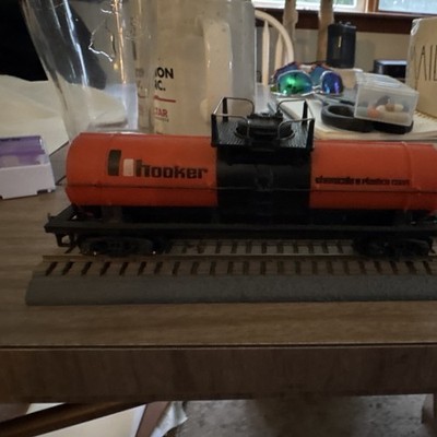 Hooker O Gauge Tank Car, Orange/Black, 3-Rail Analog Ready-to-Go