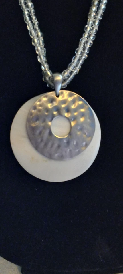 Collar de cuentas transparentes multihiebra Cookie Lee con colgante circular MOP (de colección) Foto 2 de 4