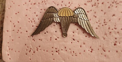 WORLD PARACHUTE BADGE, DUBAI,  METAL B&T#751 Variation 