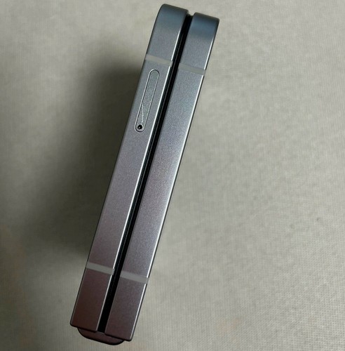 Samsung Galaxy Z Flip6 - 256 GB - Silver Shadow (Unlocked) Used.Made in Korea - Picture 5 of 8