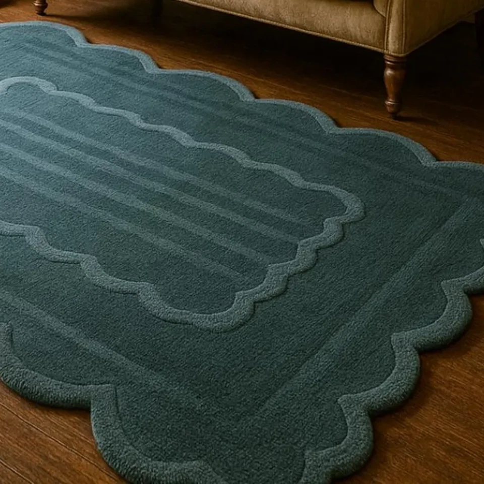 Hand Tufted Wool Rug: Scalloped Edge Vintage Style - Custom Size - Image 2 of 4