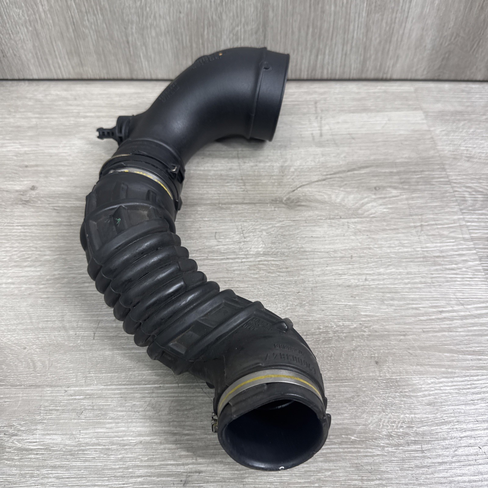 2014-2017 MASERATI GHIBLI M157 3.0 RIGHT AIR INTAKE HOSE TUBE 670003845 67000384