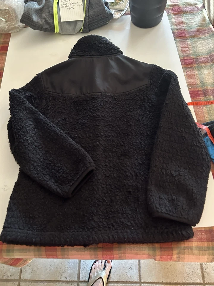 Chaqueta polar Reebok para jóvenes niñas talla pequeña (7-8) negra bolsillos cuello falso Foto 4 de 4