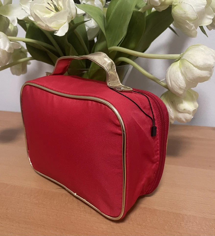 Bolso de cosméticos Clarins Beauty rojo con adornos metálicos de color dorado. Nuevo. Foto 2 de 4