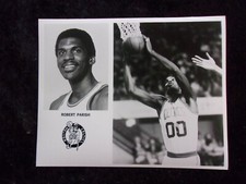 Vintage 1980's Robert Parish Boston Celtics Glossy B/W 8 x 10 Press Photo 526