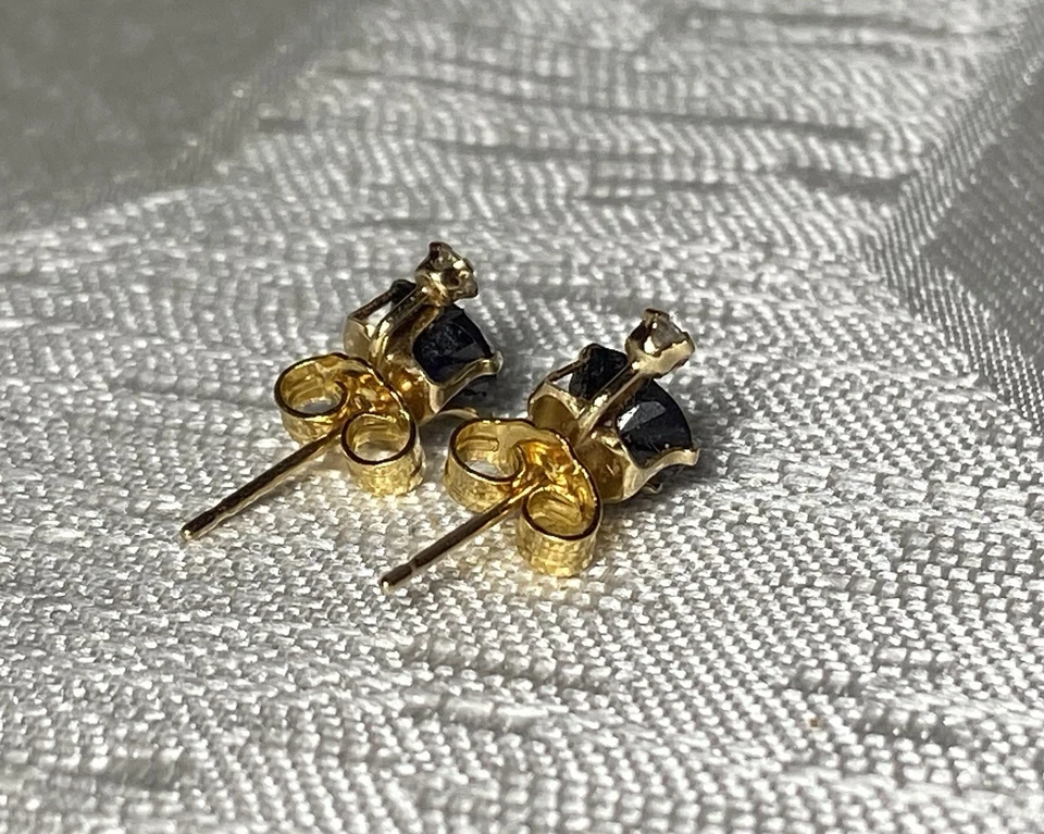 Brincos vintage de ouro amarelo 10K com coração redondo de vidro espinélio azul 0,5 g   - Imagem 3 de 4