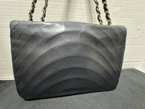 Bolso de Hombro CHANEL Vintage Media Luna Solapa Única Acolchado Piel de Cordero Cuero Negro - Imagen 6 de 23