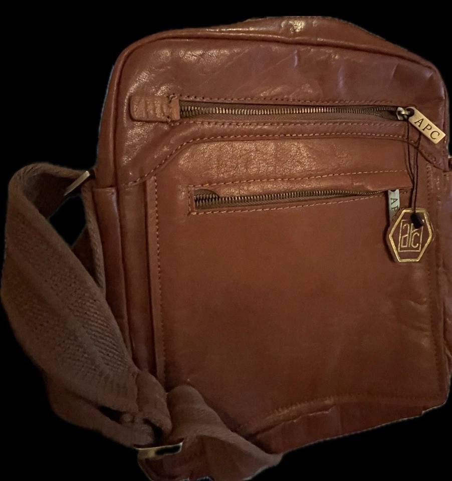 【NUEVO】A.P.C 13" BOLSA MENSAJERA CON SOLAPA DELANTERA MARRÓN, Unisex, Resistencia al Tiempo Foto 2 de 4