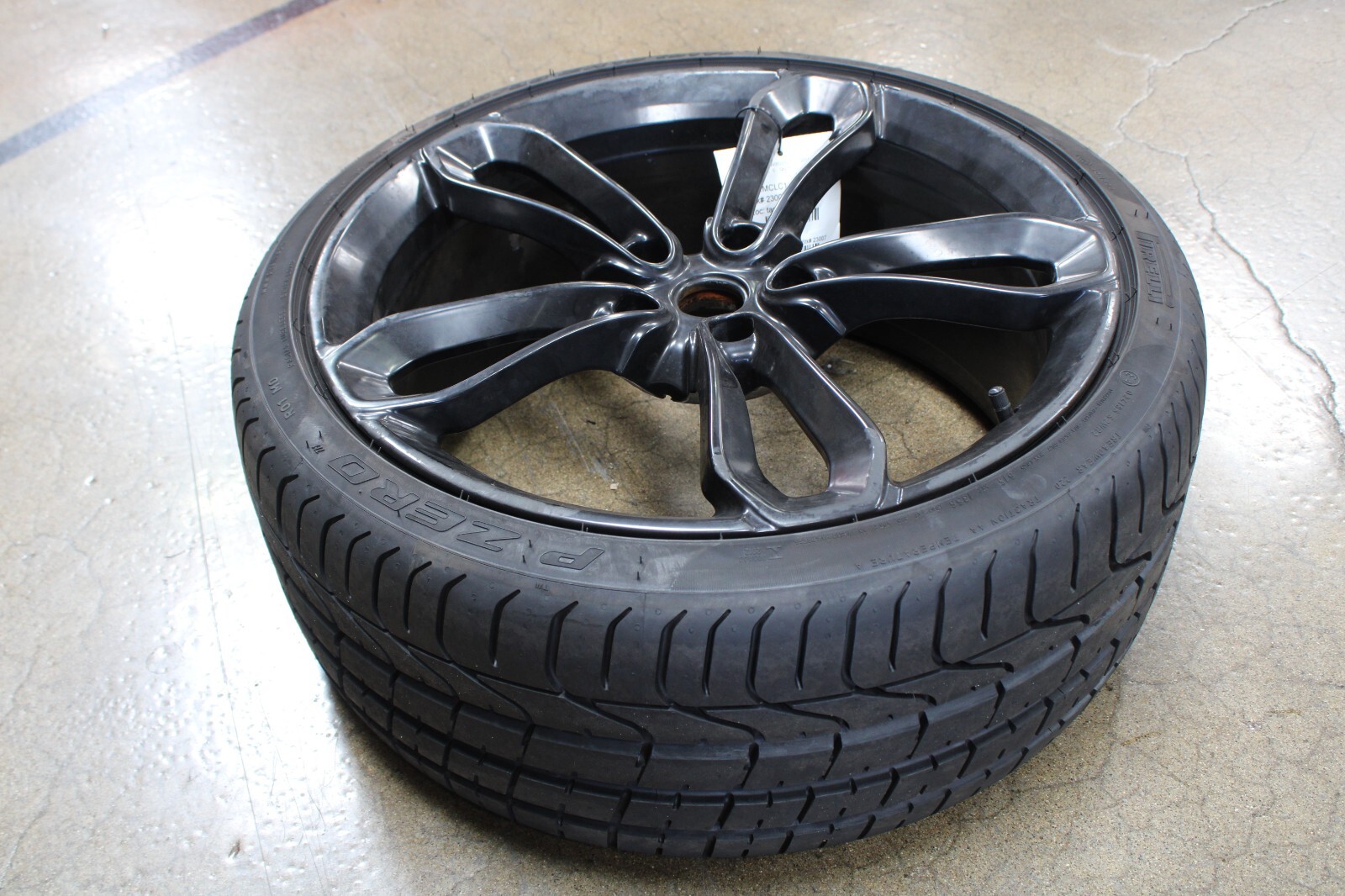 McLaren MP4-12C, Front Wheel, Black, Scuffed, 8.5X19, Used