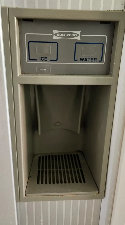 1993 Sub-Zero 590 geladeira e freezer lado a lado com painéis de gabinete - Imagem 4 de 4