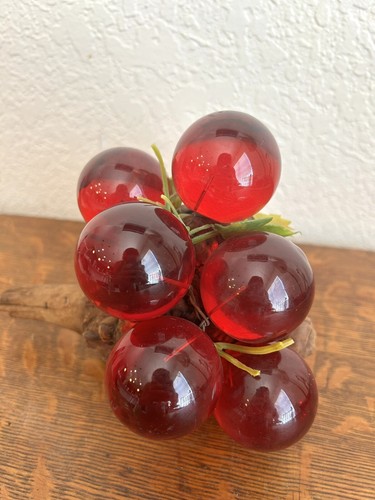 VINTAGE MID CENTURY LUCITE GRAPES ON DRIFTWOOD - Picture 3 of 10