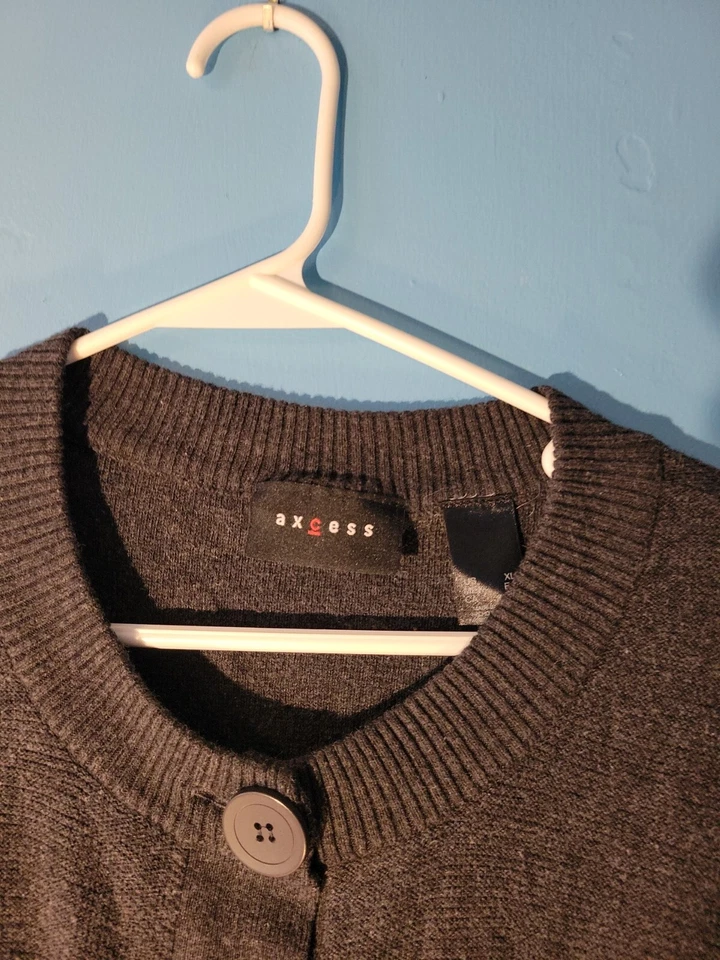 Suéter gris carbón con botones manga camisa Axcess para mujer Foto 2 de 4