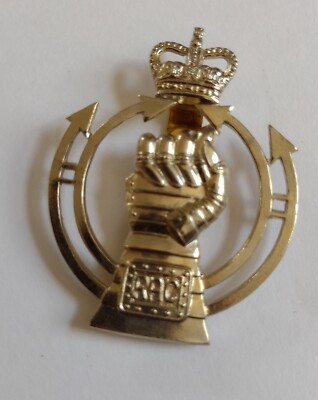 Royal Armoured Corps Mützenabzeichen QC EIIR weiß Metall Schieber 49 mm Hersteller Munition UK