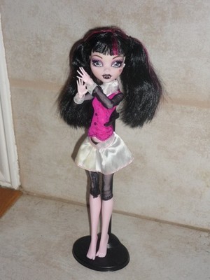Monster High 1st Wave Draculaura 2008 White Elastics w/ Stand & OG Outfit