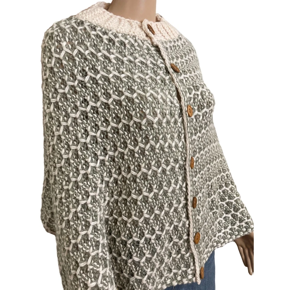 Poncho Simply Noelle Gris y Blanco Grueso Abotonado Talla Única Foto 2 de 3
