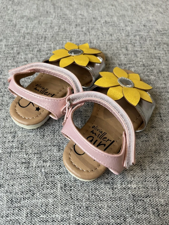 Sandalias de gancho/bucle con correa de flores talla 5 para niña pequeña de Olivia Miller Girl Foto 3 de 4