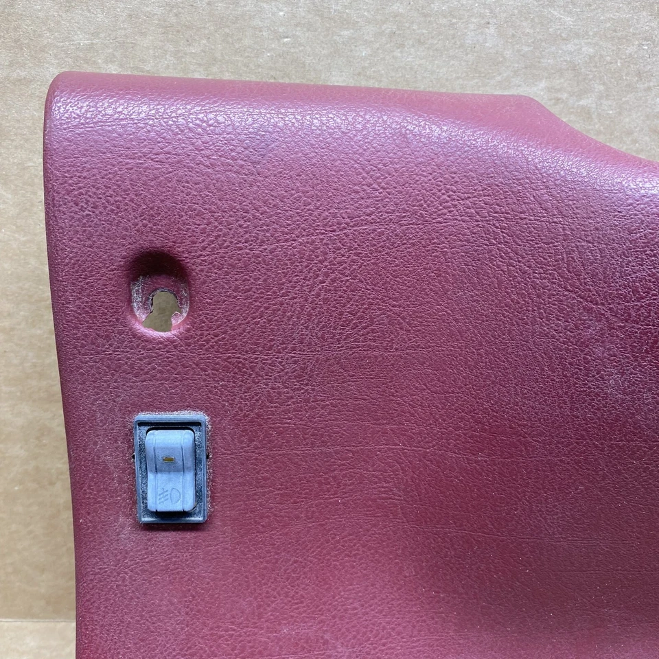 Красный нижний коленный валик для приборной панели Dodge Ram 1994-1997 годов выпуска - Изображение 2 из 4