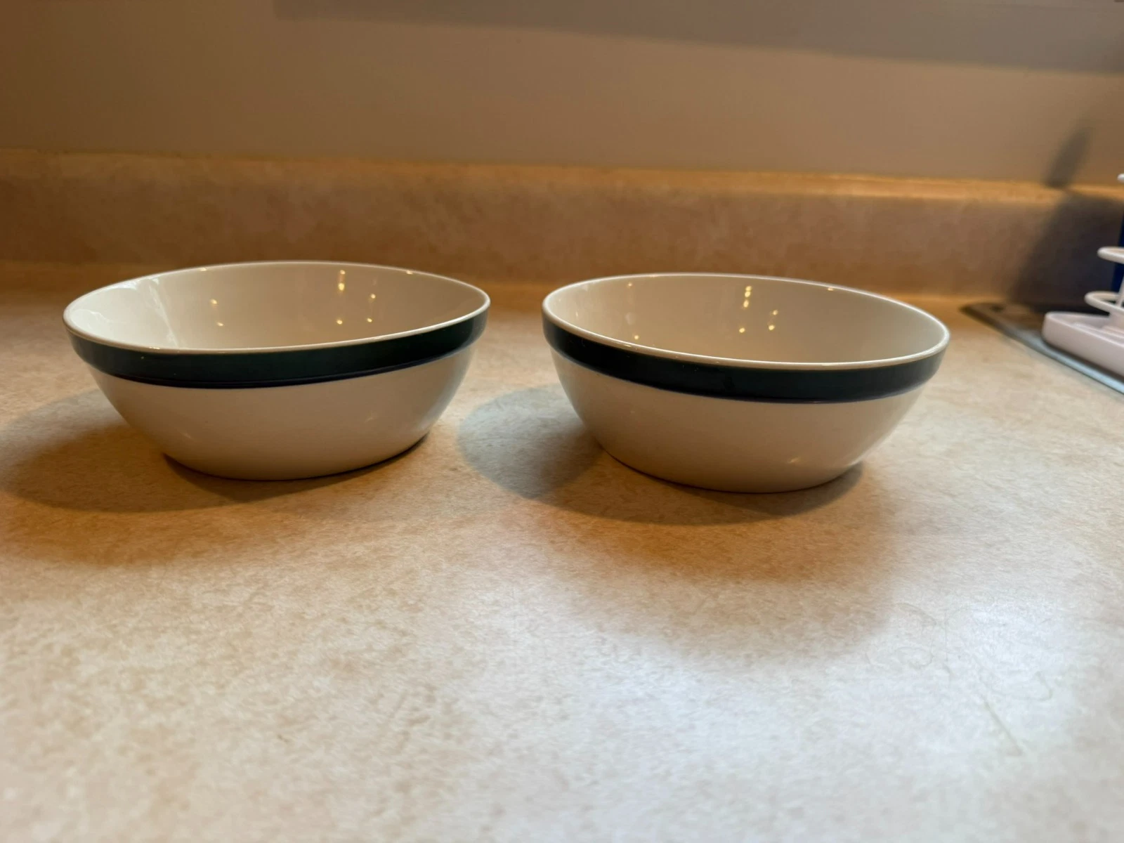 VINTAGE GIBSON STONEWARE MICROWAVE SAFE SET OF 2 GREEN AND BLUE BAND 5 1/2 WIDE
Opens in a new windo