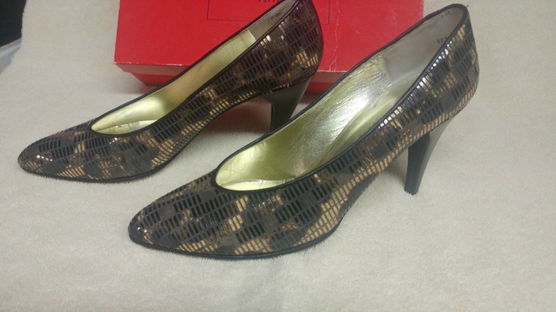 Charles Jourdan Vintage  black/gold pumps sz