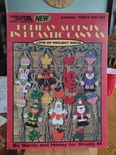 LEISURE ARTS PLASTIC CANVAS: LEAFLET  1564 HOLIDAY ACCENTS 