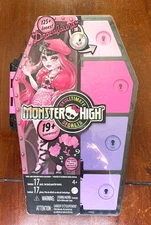 New Monster High Skulltimate Secrets Fearidescent DRACULAURA Doll with Closet