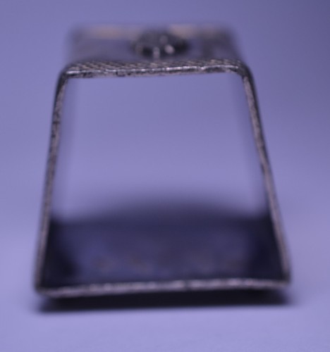 ANTIQUE FOOTED TRAPEZOID SILVER PLATE NAPKIN RING RAISED LEAF & MCVAY MONOGRAM - Picture 2 of 6
