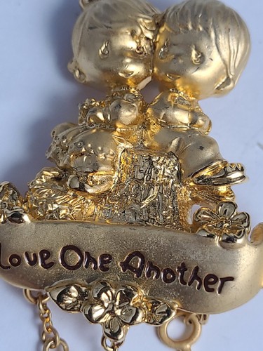 Vintage PMI Gold Tone Precious Moments Love One Another Charm Brooch Lapel Pin - Picture 4 of 7