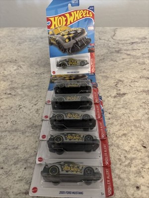  Hot Wheels 2005 Ford Mustang 