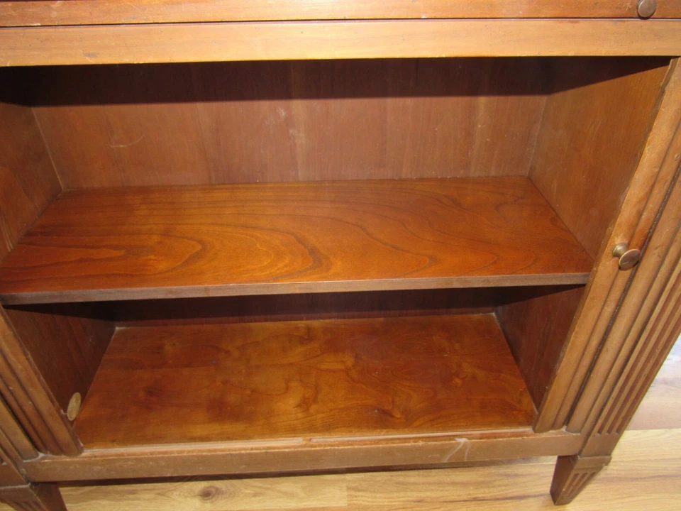 Mueble consola Baker Furniture con puertas tambor mediados de siglo Foto 2 de 4