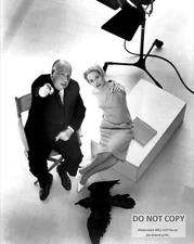 TIPPI HEDREN ALFRED HITCHCOCK ON SET "THE BIRDS" - 8X10 PUBLICITY PHOTO (DD-629)