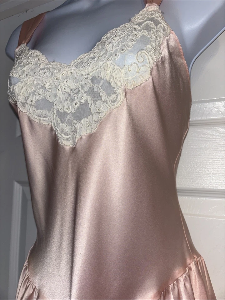 Camisón Victoria’s Secret vintage de encaje satinado sin cordones rosa marfil corona dorada Foto 4 de 4