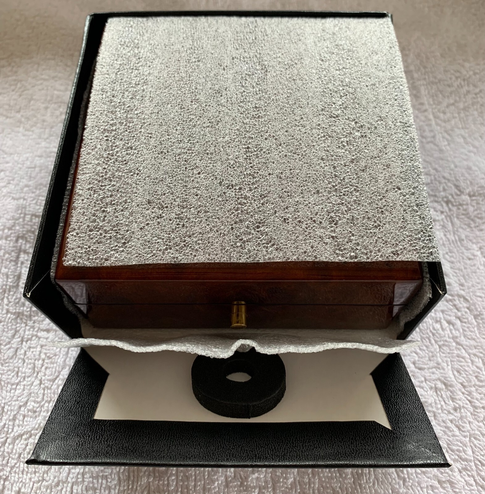 £5 Crown 5 Sovereign Walnut Case, Capsule, Outer Foam and Outer Box All Original