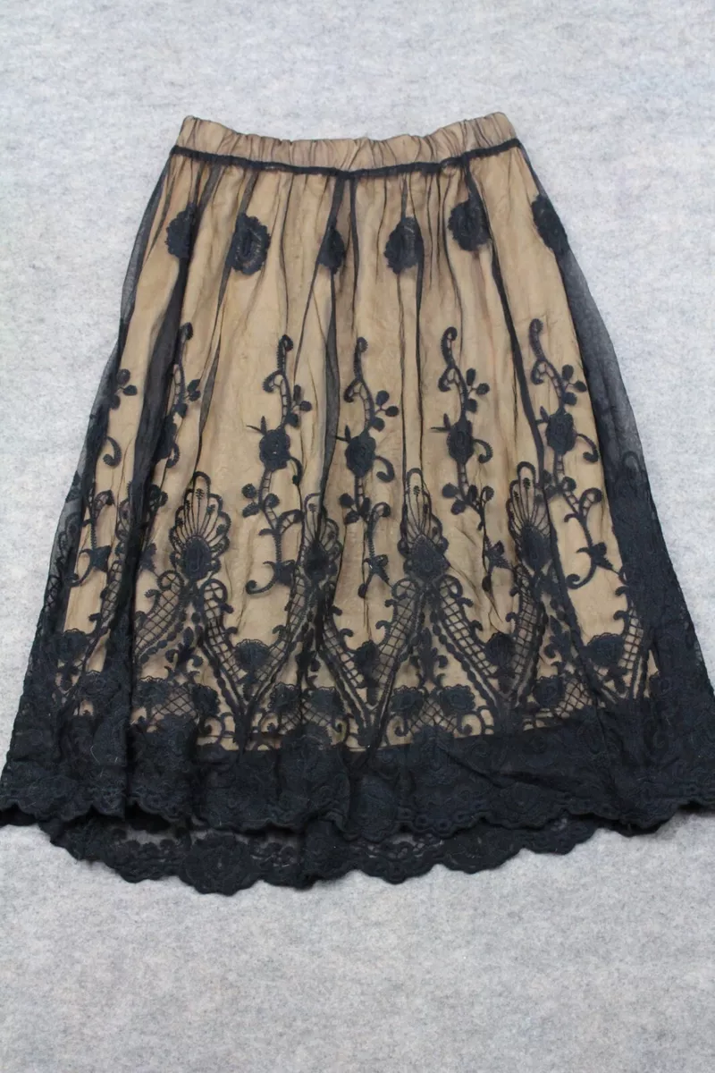 Layered skirt outlet lace