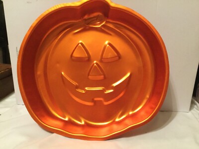 WILTON CAKE PAN HALLOWEEN PUMPKIN JACK O'LANTERN 2105-2059 CHINA 2002 ORANGE
