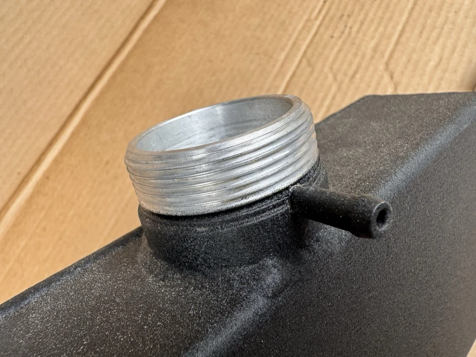 Ford Mustang GT350 2015-2023 depósito de tanque de expansión de refrigerante de aluminio Foto 3 de 3