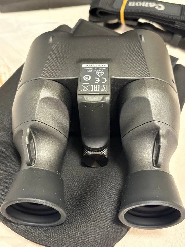 Canon 10x20 IS Image Stabilizer Binoculars Gray with Case Handheld Stable - Image 4 of 4